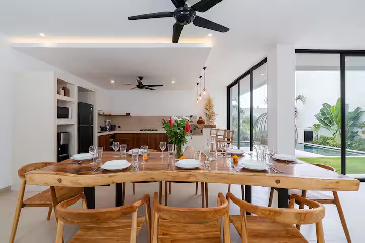 Villa Minuti open-plan dining and kitchen