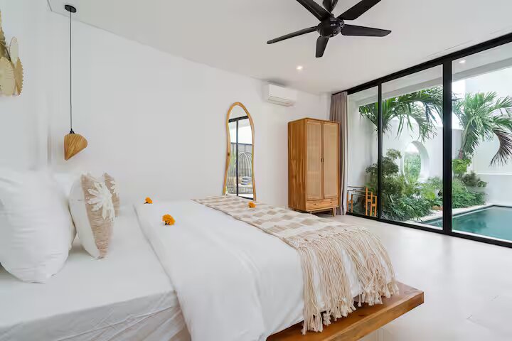 Villa Minuti master bedroom with pool access