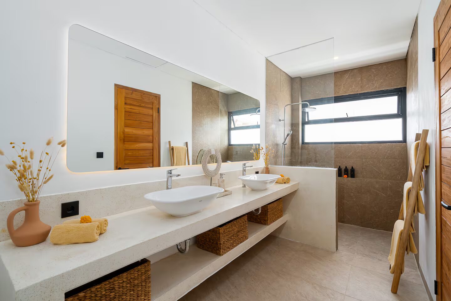 Villa Minuti en-suite bathroom with dual vanity