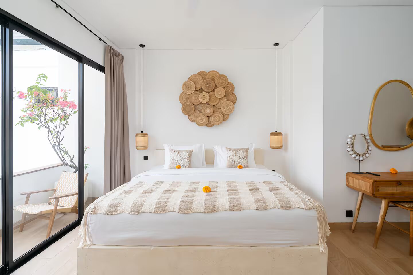 Villa Prunelle bedroom with balcony