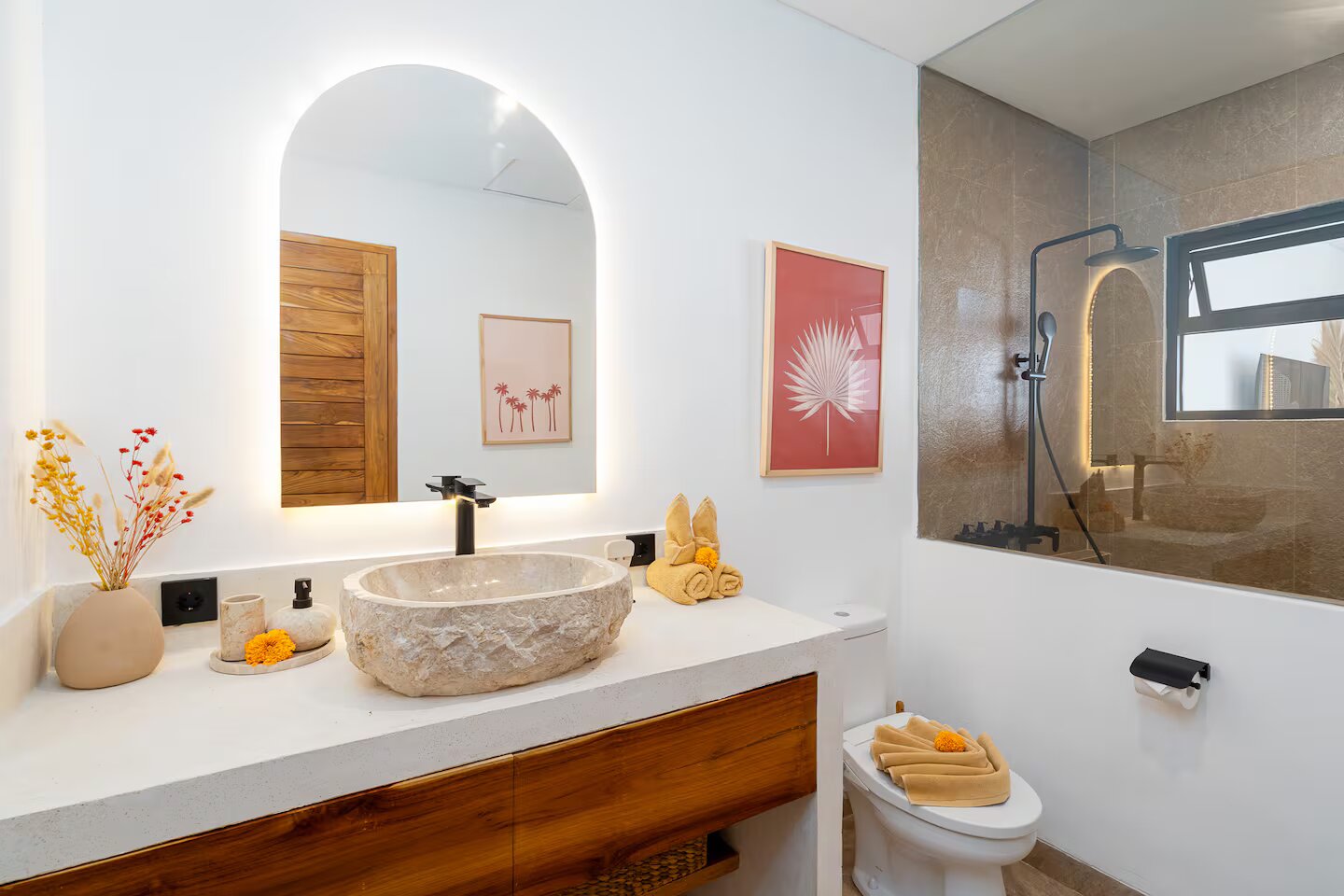 Villa Prunelle en-suite bathroom with vanity
